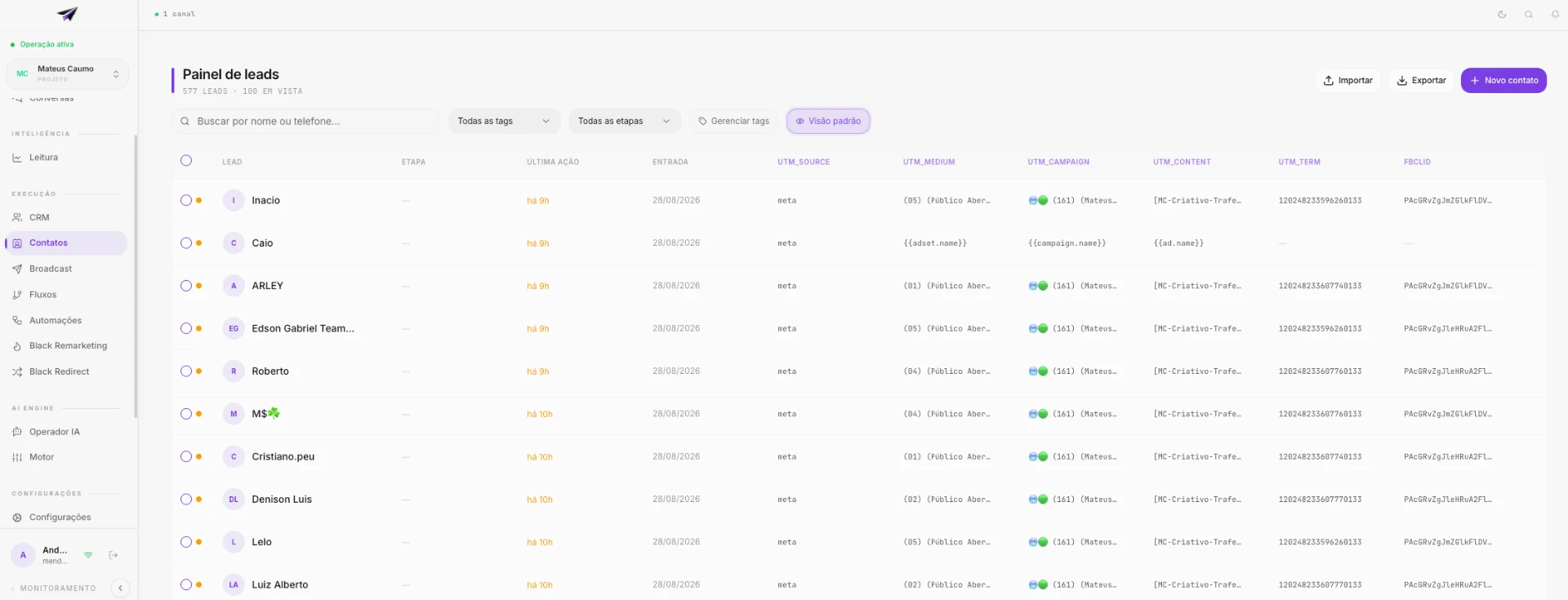 Recorte do painel de leads mostrando origem e UTM de cada contato